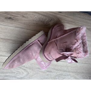 UGG Women’s Size 8 Pink Bailey Bow shimmer Boot